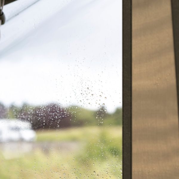 Vorderwand mit Fenster für Kari